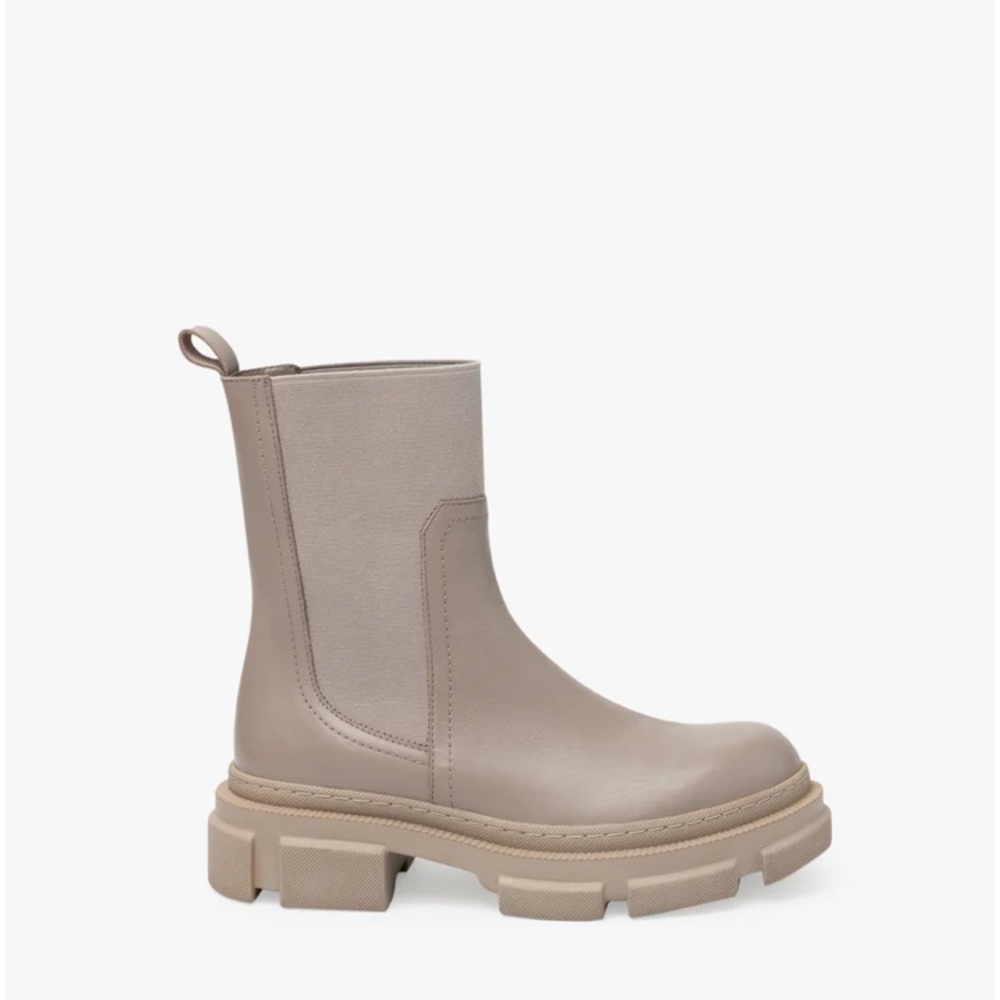 *NIB* Marcella Meer Lug Sole Boots - Picture 2 of 8